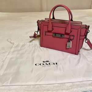 Coach coach swagger 27in glovetanned leather